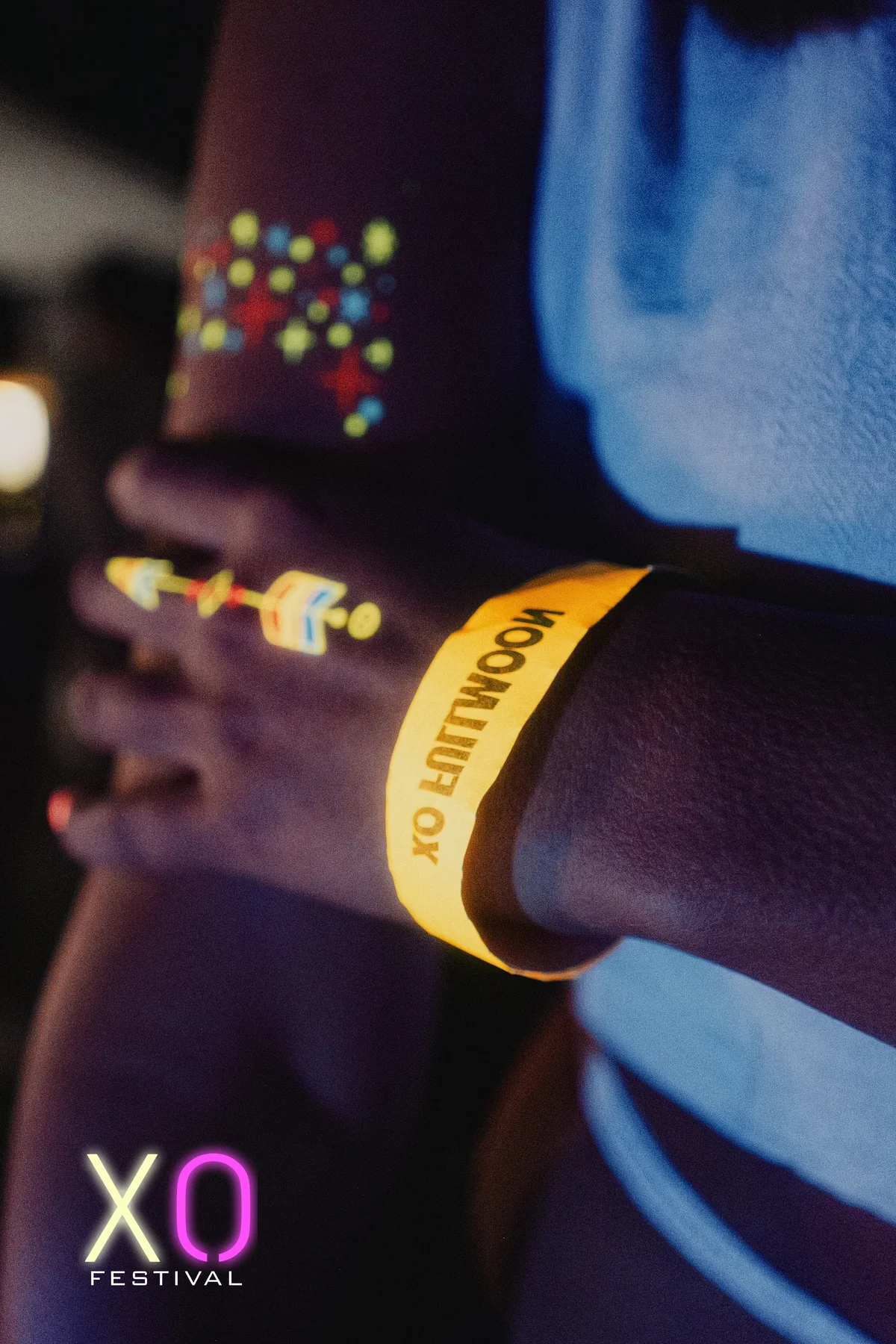 Dunkle Tanzfläche mit hellen Bühnenlichtern und Silhouetten in Clubatmosphäre.